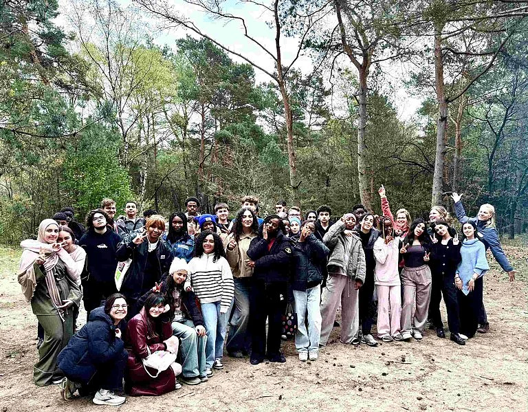 Die gesamte Schülergruppe ist in der Wildniss zu sehen