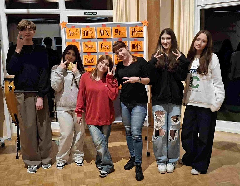 Eine Gruppe von Sch&uuml;lerinnen mit der Lehrerin in einem Seminarraum
