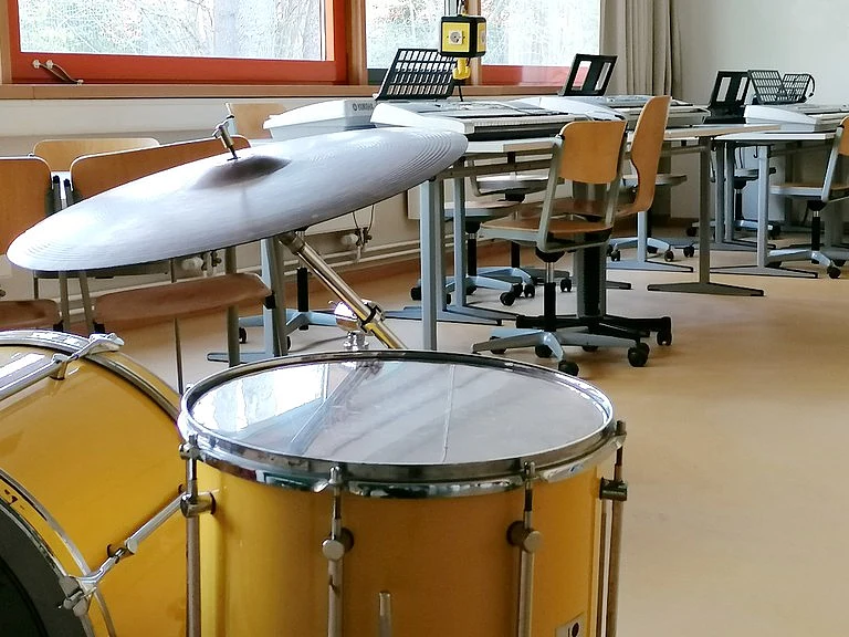 ein Raum mit Schlagzeug und anderen instrumenten